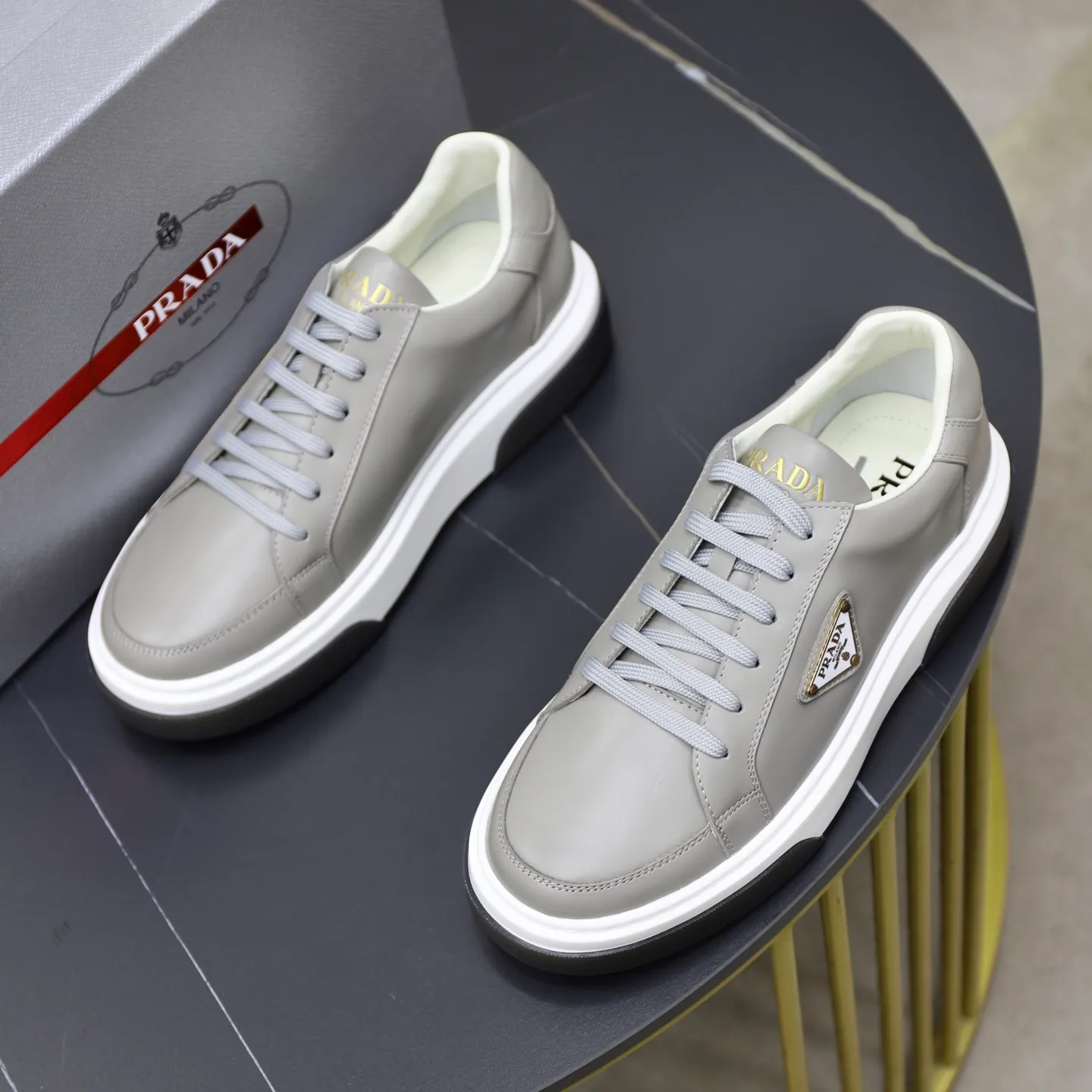 Factory price: 720💰Top original order Brand: PRADA (Prada) Standard code: Men's size 38/44 (45 can be customized) Grade: Same as the official website Material: Original cowhide stitching imported cowhide lining Original combination two-color wear-resistant soft outsole Style category: Leisure and sports version Young fashion European and American trend British style Color: Actual picture color